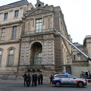 Colpo clamoroso al Louvre: rubati i gioielli di Napoleone, tutto in 7 minuti