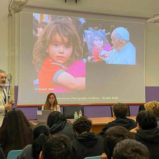 Il fotografo umanitario Malla ai ragazzi: «Seguite la vostra passione»