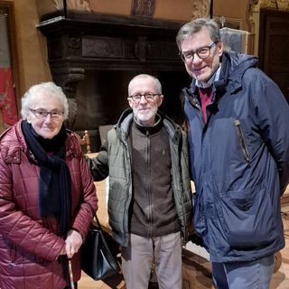 Il ministro Ginacarlo Giorgetti insieme all'autore delle foto, Mario Chiodetti, e alla madre Angela Monti