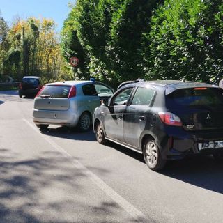 L'auto sospetta fermata a Clivio dalla polizia locale di Arcisate