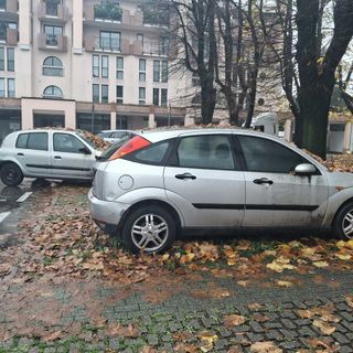 Le due auto, in stato di apparente abbandono in piazza XXV Aprile, come si presentavano domenica, una spostata sulla carreggiata