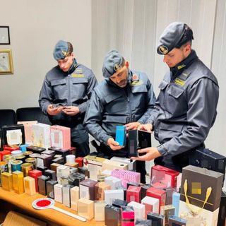 I profumi taroccati sequestrati a Cornaredo dalla Guardia di Finanza