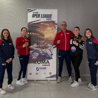 Le atlete dello Skorpion Karate con il tecnico Massimiliano Dominici