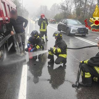 L'intervento dei vigili del fuoco sulla Sp1 per il principio d'incendio di un mezzo pesante
