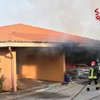 Ranco, auto e scooter in fiamme in garage: casa inagibile