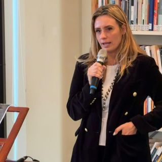 Rossetti rossi per la cultura del rispetto. Caruso: «Un gesto simbolico e risorse reali per rafforzare la rete provinciale nella tutela delle donne»