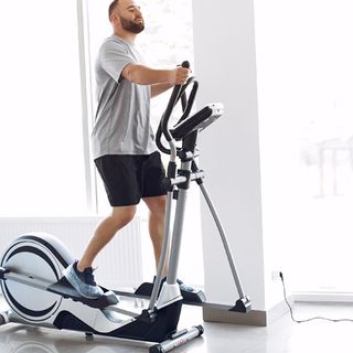 Come allenarsi con l'ellittica in casa: guida completa per bruciare calorie e tonificare