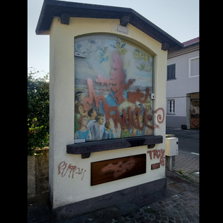 Scritte volgari sull’edicola votiva di Ferno: «Ignobile gesto vandalico»