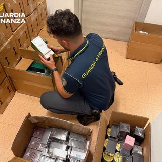 Oltre 6.700 profumi di marca “taroccati” sequestrati dalla Guardia di Finanza: denunciata una donna. Sul mercato avrebbero fruttato 250mila euro