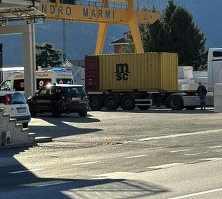 Cade dal cassone di un autocarro, operaio muore nel Verbano Cusio Ossola Cade dal cassone di un autocarro, operaio muore nel Verbano Cusio Ossola