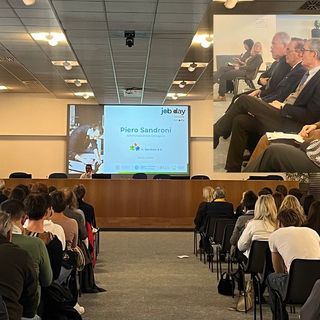 VIDEO. Il tessile fa emozionare 120 giovani: «Abbiamo bisogno di voi e dei vostri colori»