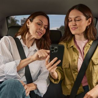 Sempre in mano, spesso perso: il cellulare è l’oggetto più dimenticato sul taxi