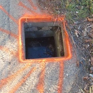 Uno dei tombini rubati tra Origgio e Caronno Pertusella