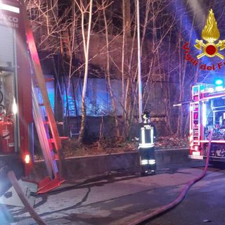 Le immagini dell'intervento dei vigili del fuoco di stanotte in via Correnti a Varese