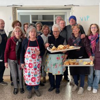 Volontari al lavoro e la presidente Maria Iannone