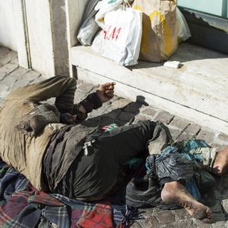 LA STORIA. Quando il clochard cerca un riparo sotto casa tua. E improvvisamente non è più invisibile