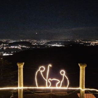 Si avvicina la notte delle feste: una vista sul Varesotto fino a Milano dal Sacro Monte di Varese