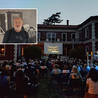 Il pubblico del cinema estivo a Villa Calcaterra, sede Icma - Istituto cinematografico Michelangelo Antonioni. Nel riquadro, Paolo Castelli