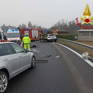 Scontro tra auto a Besnate, donna di 29 anni investita a Buguggiate