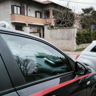 IL PUNTO. L'irruzione, le botte, la coltellata fatale. Si cercano i complici che hanno lasciato il rapinatore ferito fuori dall'ospedale