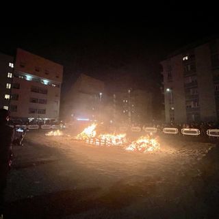 Via Einaudi, quando le fiamme lentamente si placano