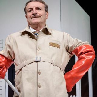 Al Teatro Manzoni “Condominio Mon Amour”: quando l’App licenzia il portiere