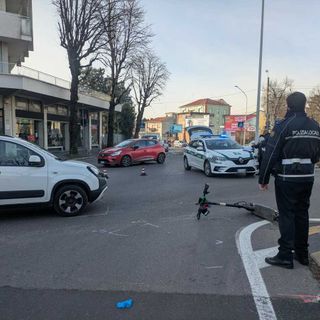 Busto, scontro tra auto e monopattino ai Tre ponti. Giovane finisce all’ospedale