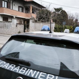 I carabinieri davanti alla casa di via Montello