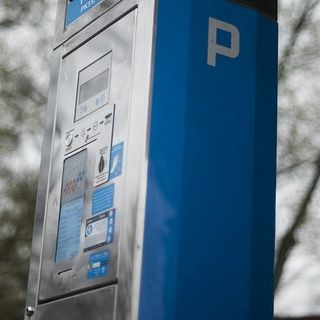 Sosta gratuita per auto elettriche: stop alle autorizzazioni da parte di Agesp