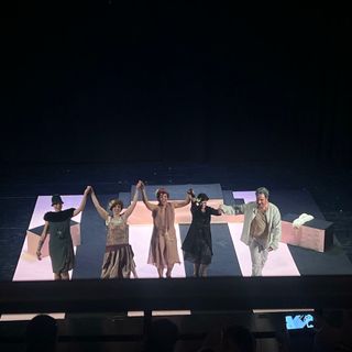 Teatro Sociale tutto esaurito: “Streghe da marciapiede” incanta e scuote Busto Arsizio