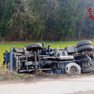 Il camion ribaltato a Viggiù