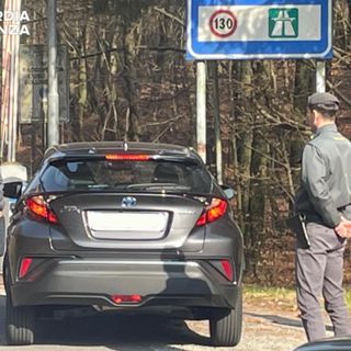 Sotto al sedile dell’auto 35 grammi di cocaina. Denunciato un italiano al confine con la Svizzera