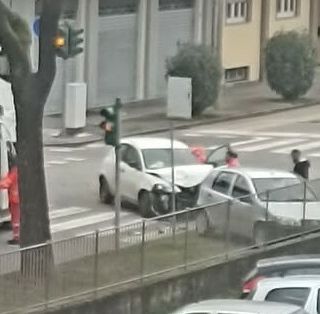 Incidente a Beata Giuliana, scontro tra due auto in viale Stelvio