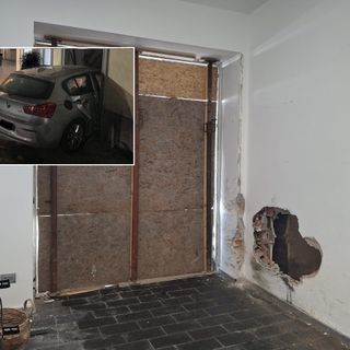 La vetrina distrutta e il muro sfondato dalla macchina che ha fatto visita allo Studio Emerald. Nel riquadro, il mezzo incastrato