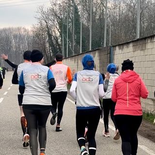 Tutti insieme, ciascuno col proprio ritmo.  Perché corse come l'Aranciolona rafforzano la loro magia passo dopo passo