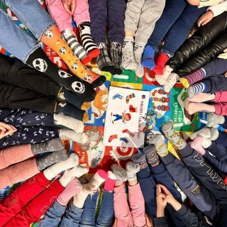 Giornata dei calzini spaiati 2026: originalità o errore, unicità o diversità? Dai piccoli bustocchi arriva un insegnamento