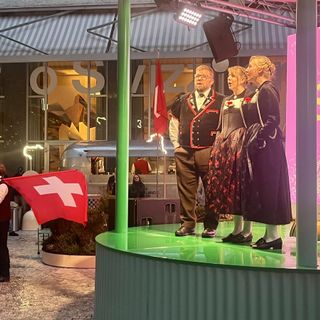 Un giardino alpino e tanto entusiasmo: così la Svizzera vive le Olimpiadi anche a Milano