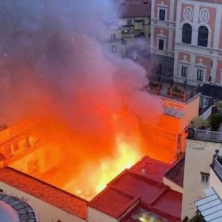 Incendio all'alba a Napoli, in fiamme il Teatro Sannazaro
