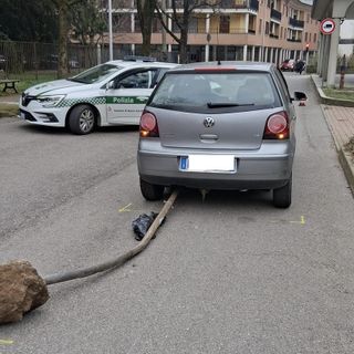 Incidente in via 11 Febbraio, palo si incastra sotto auto