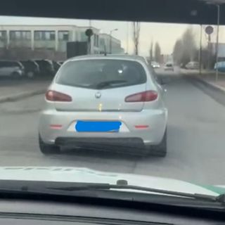 Il mezzo in fuga, inquadrato dall auto della Polizia Locale