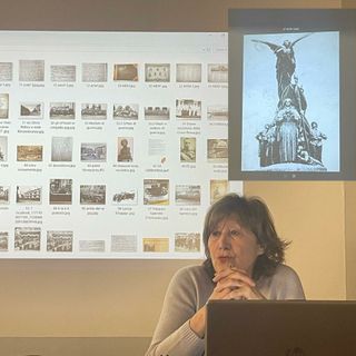 Luciana Ruffinelli con l'immagine del monumento ai caduti demolito nel '42