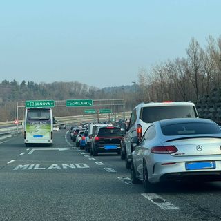 Code sull'autostrada in direzione Sesto Calende e poi verso Milano dalla A26