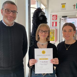 La studentessa Nina Besana mostra l’attestato del concorso di filosofia fra il preside Luigi Iannotta e la docente Eleonora Prevedello