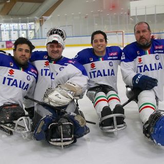 I varesini della Polha in pista con la Nazionale di para ice hockey: da sinistra Gabriele Lanza, Santino Stillitano, Alessandro Andreoni e Roberto Radice