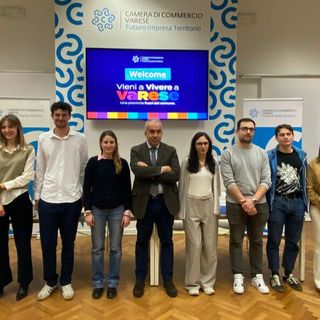 Alcuni dei ragazzi che si sono aggiudicati il bando in Camera di Commercio con il presidente Mauro Vitiello, la segretaria Anna Deligios e Roberto Gentilomo di Bcc, anche sotto nella prima foto della gallery