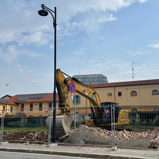 Nuovo condominio in piazza Vittorio Emanuele, ruspe in azione a Busto