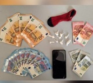 Polizia ferma pusher a Samarate: sequestrate dosi di cocaina e denaro contante
