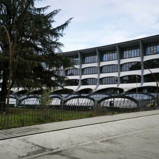Violenza alla fermata del pullman, lo sgomento dell’Isis Facchinetti: «Un episodio che ci addolora e preoccupa»