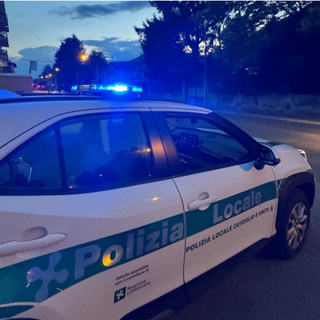 Fugge all’alt della polizia locale: fermato dopo un inseguimento. Era senza patente dal 2019