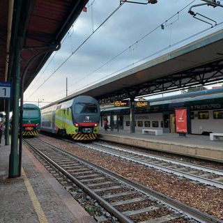 «Treni per Milano, servizio dimezzato ma abbonamenti a tempo pieno: rimborsate ai pendolari gli abbonamenti di giugno»